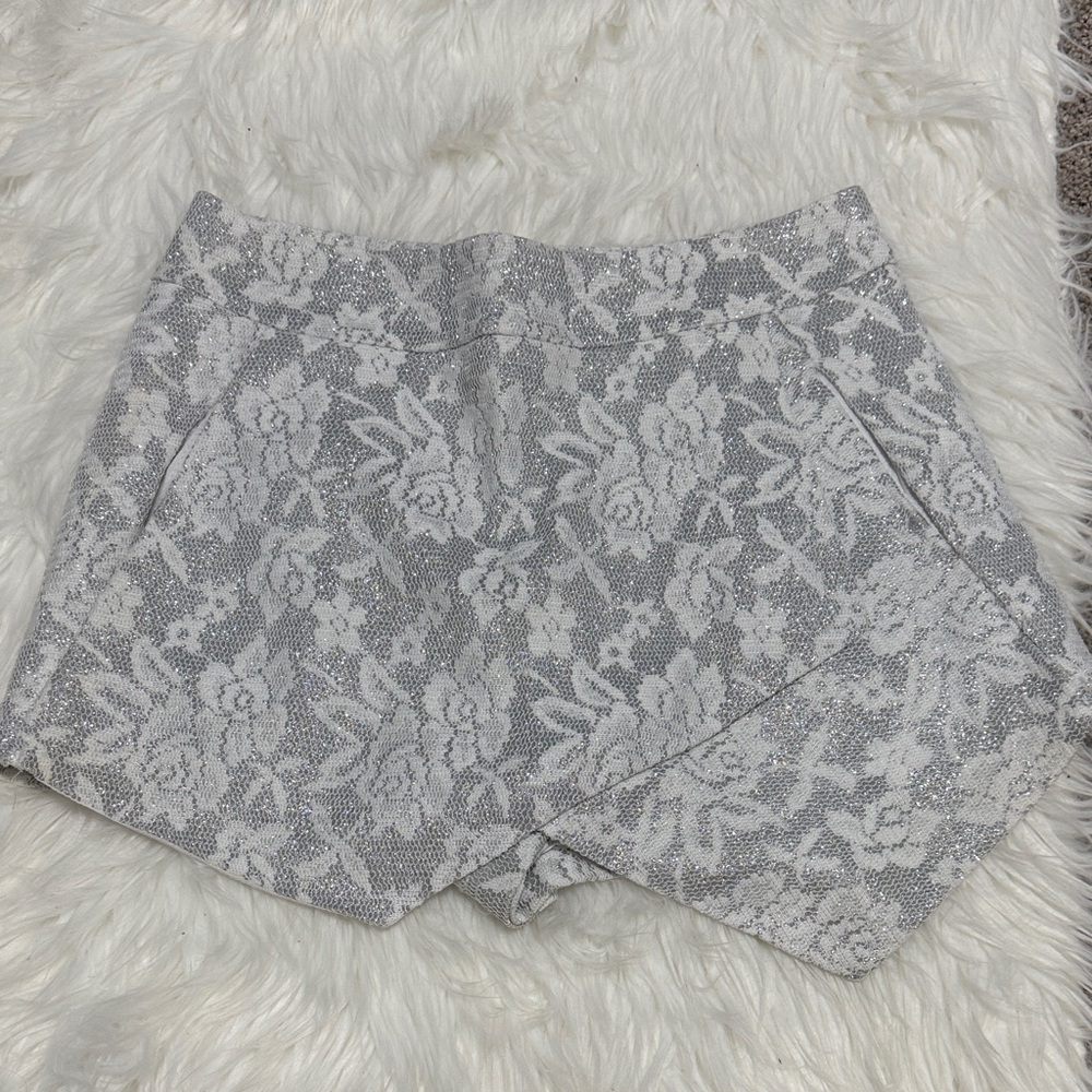 Gianni Bini White and Silver Lace Skort